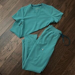 Fabletics Scrub set small NWOT